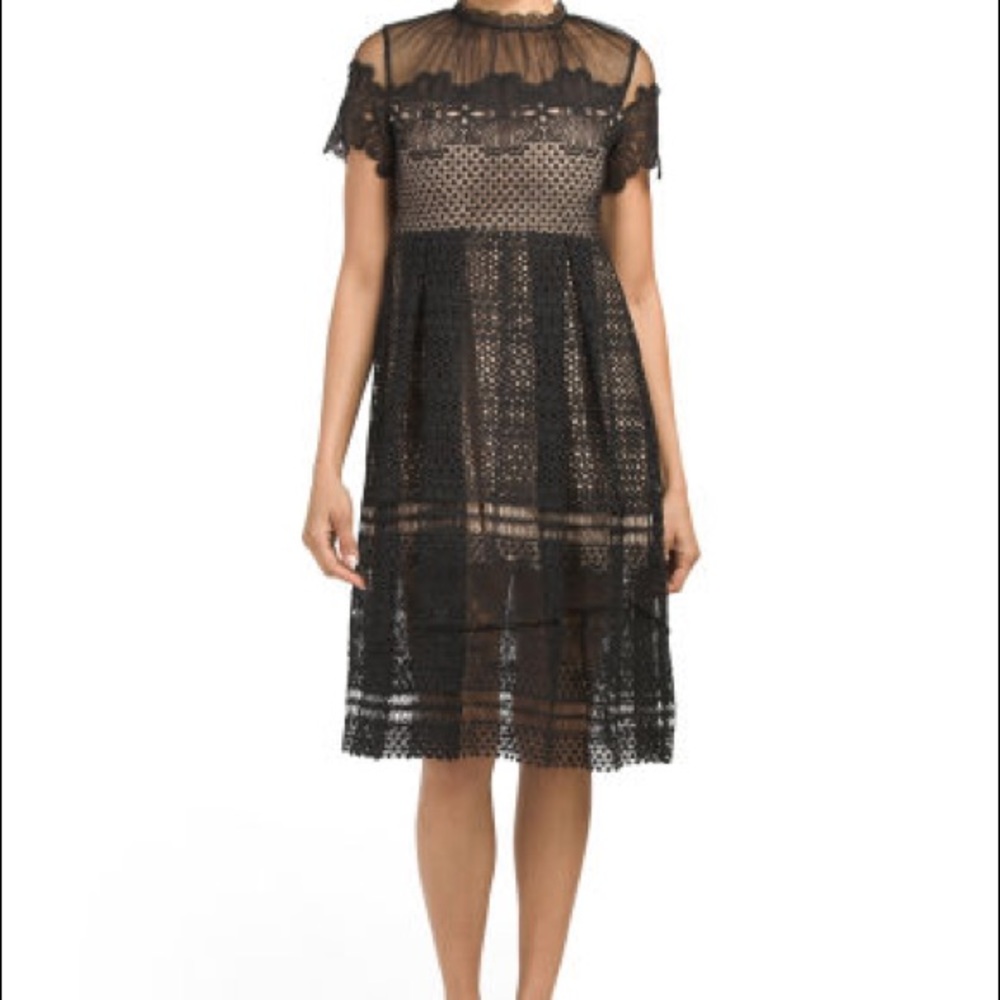 Romeo & Juliet Couture JUNIORS SHORT SLEEVE LACE